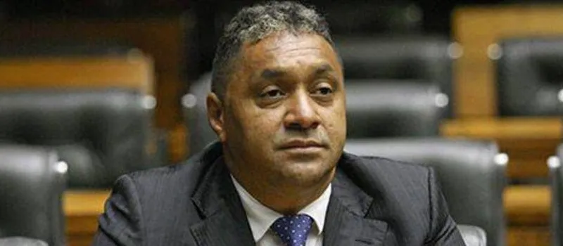 LOGO EU: Deputado Tiririca mostra a bunda na internet e diz que tem “três pernas”; veja vídeo