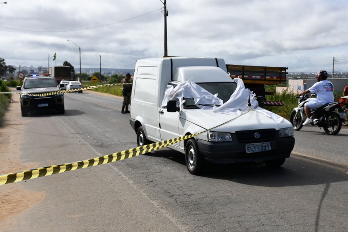 Homem &eacute; morto dentro de furg&atilde;o. Foto: Blog do AndersonVca