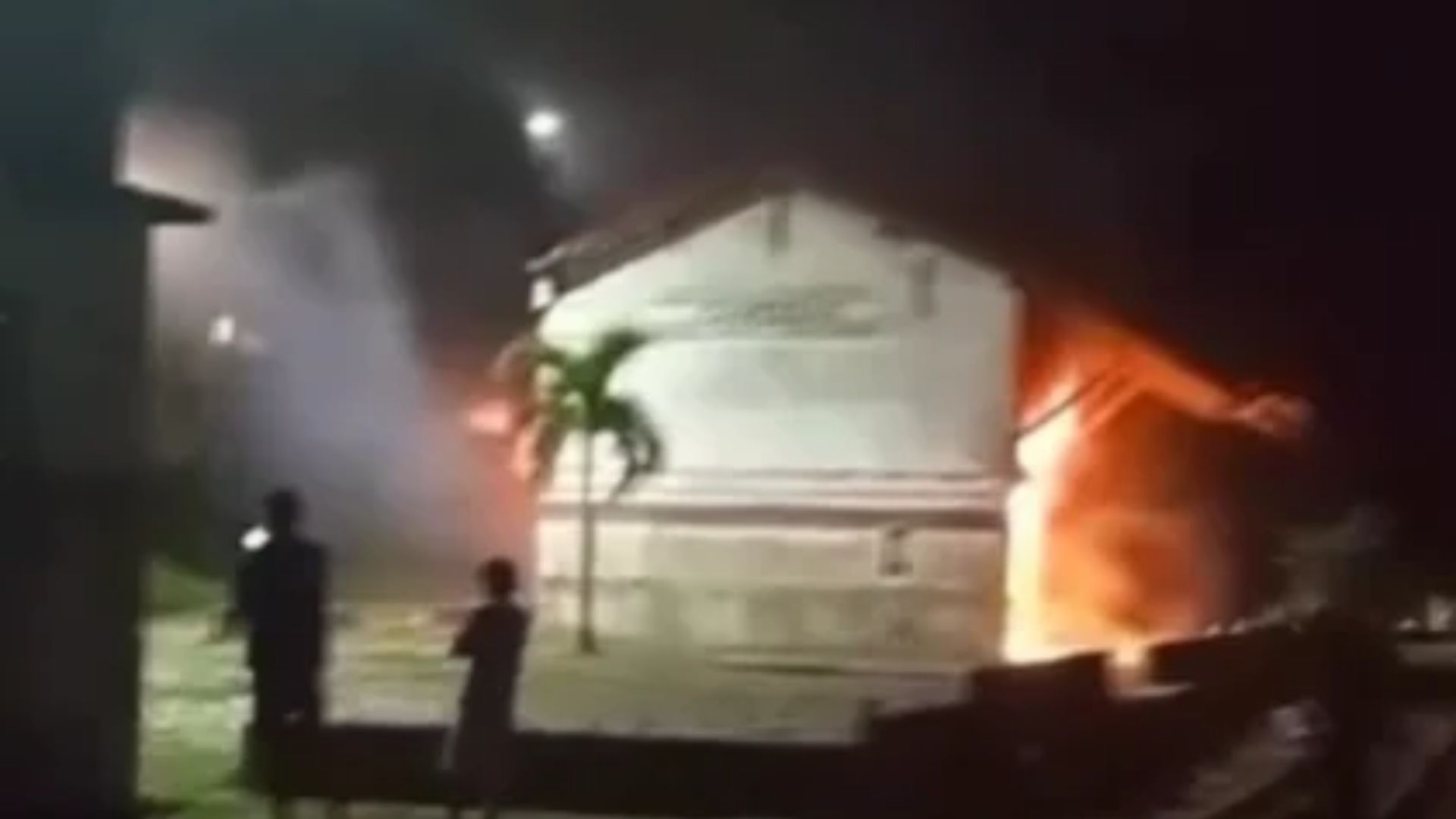 Inc&ecirc;ndio em Esta&ccedil;&atilde;o de Candeias. Foto: Redes sociais