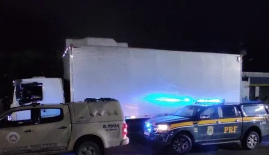 Homem é preso após furar bloqueio em estrada na Bahia, suspeito carregava 359 mil cigarros irregulares 