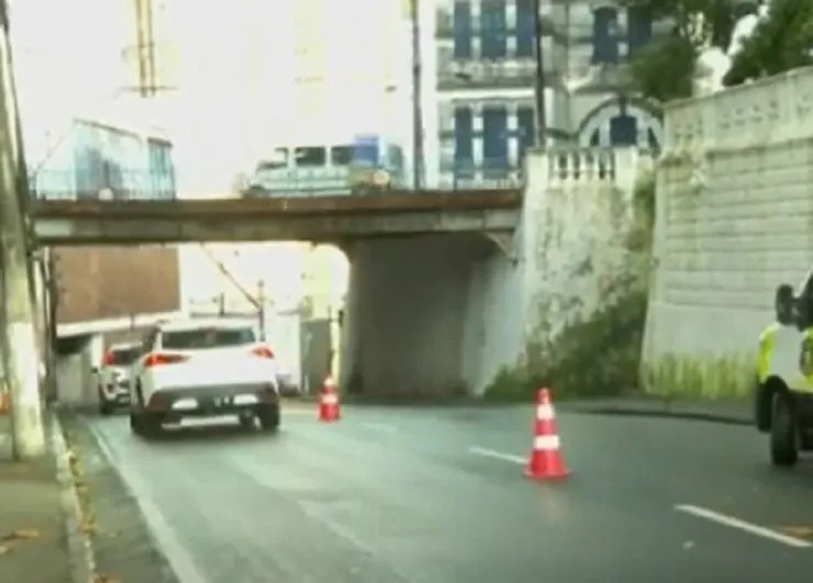 Problemas na estrutura de viaduto preocupam quem transita por região do Campo Grande