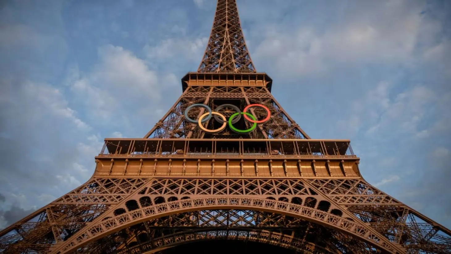 Descendentes da Torre Eiffel pedem retirada dos anéis olímpicos antes do fim de 2024