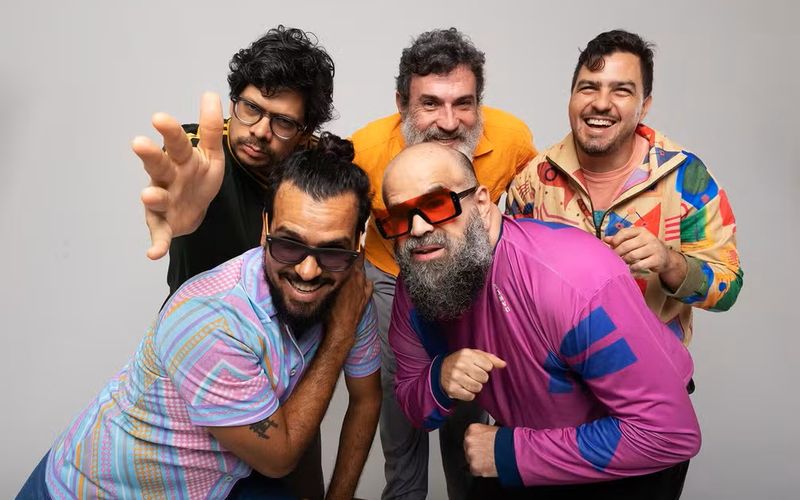 O &aacute;lbum &ldquo;Solar&rdquo; mistura refer&ecirc;ncias da m&uacute;sica brasileira com elementos de psicodelia e experimenta&ccedil;&atilde;o, mantendo a caracter&iacute;stica inventiva do grupo/Foto: Divulga&ccedil;&atilde;o&nbsp;