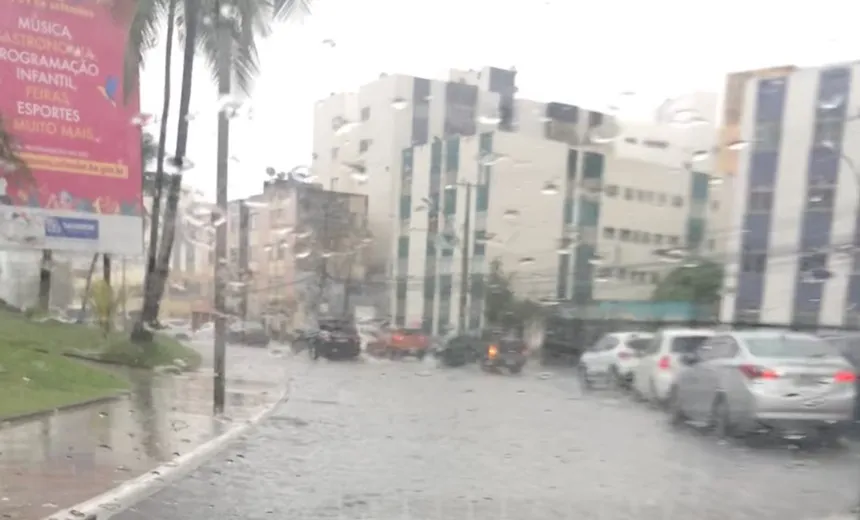 Chuva causa transtornos em diversos pontos da capital baiana 