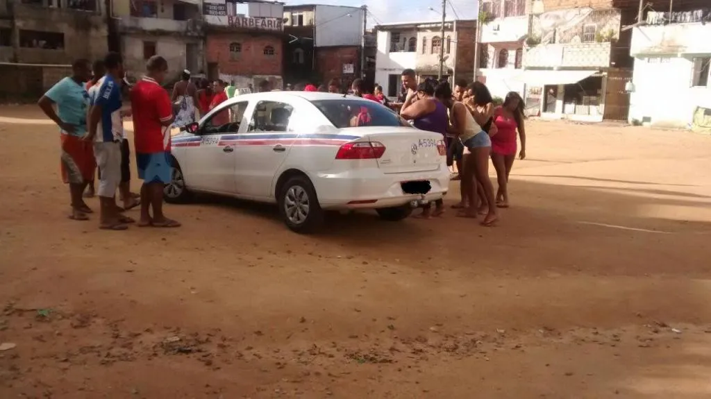 Homem é morto a tiros dentro de táxi no bairro do Beiru