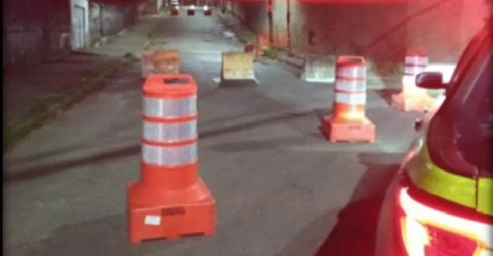Obra emergencial deixa o trânsito bloqueado na Rua Amado Coutinho, em Brotas