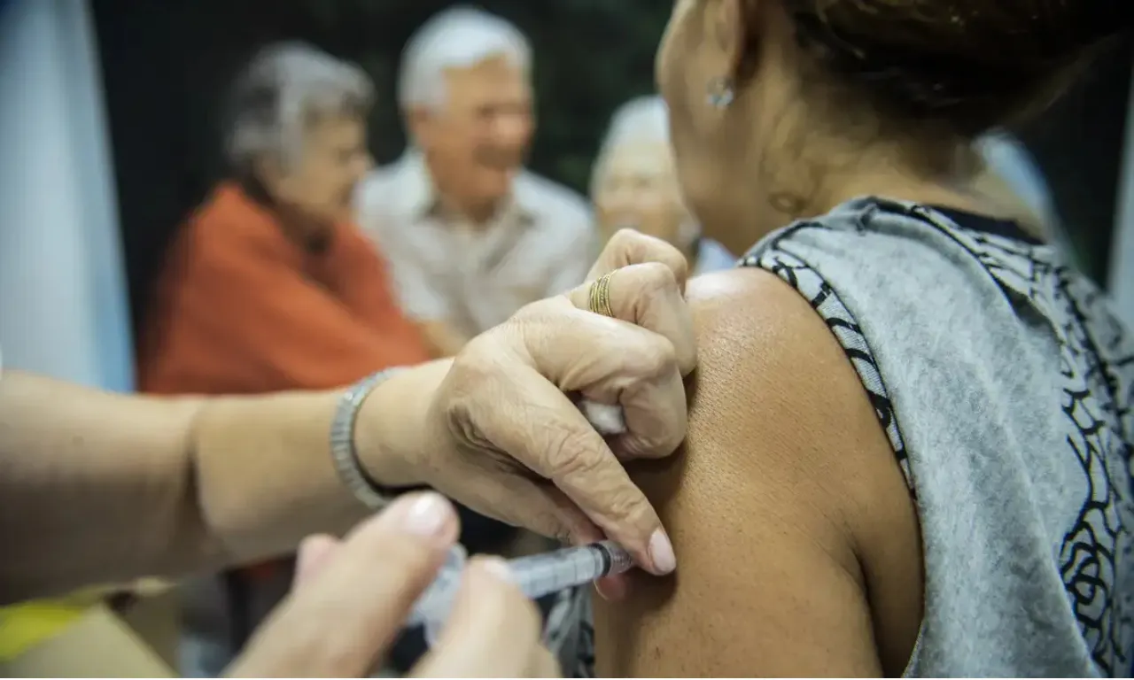 Vacina da gripe: é seguro se vacinar gripado? Veja o que diz especialista