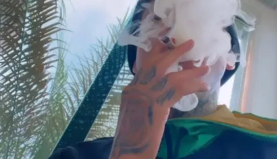 Kannário faz comemoração fumando "cigarrinho de índio", causa polêmica e brada: "é essa por** aí mesmo" 