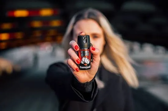 Spray de pimenta é considerado um instrumento de defesa pessoal e não pode ser utilizado para intimidar, ameaçar ou agredir pessoas fora de situações de legítima defesa