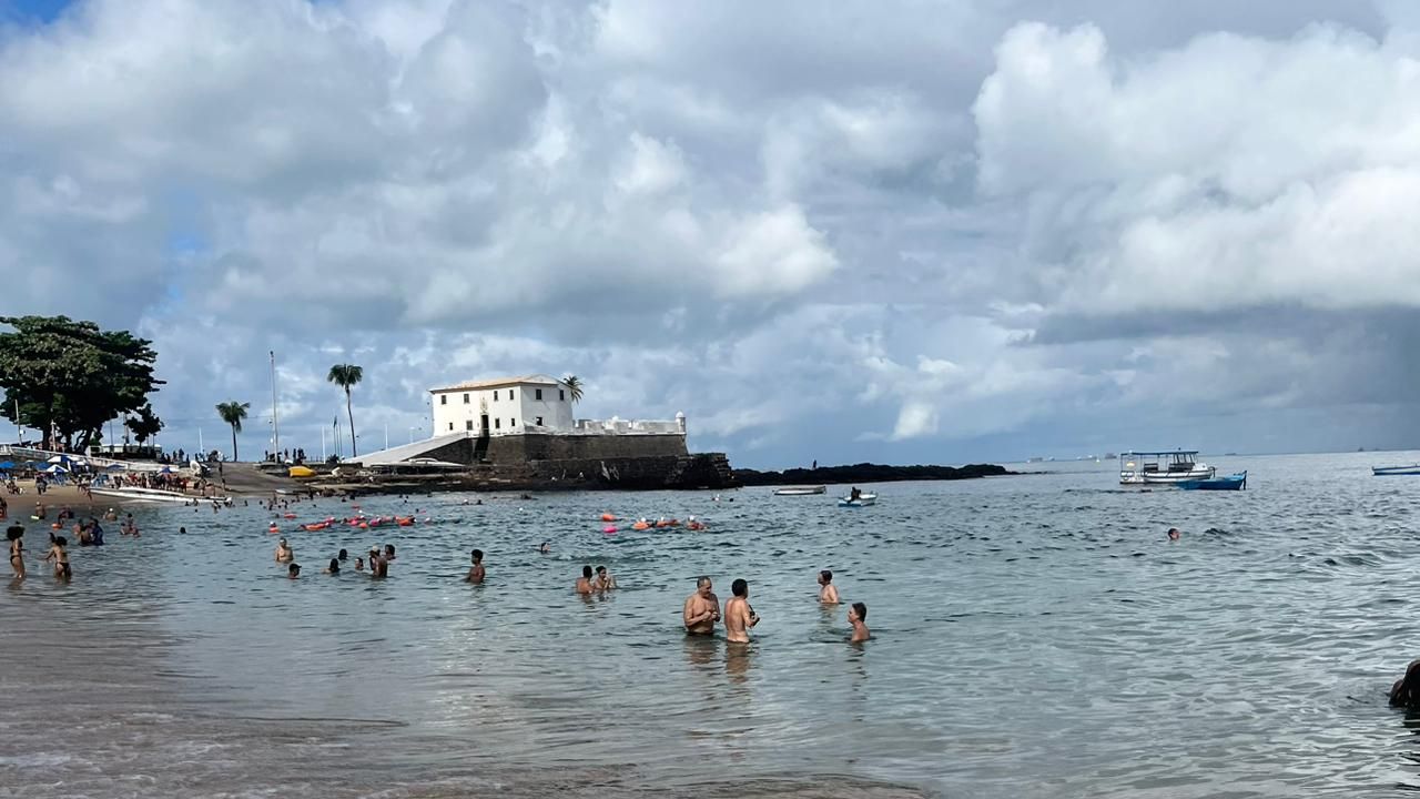 Idoso de 75 anos morre afogado na praia do Porto da Barra. Foto: Liven Paula / Aratu On
