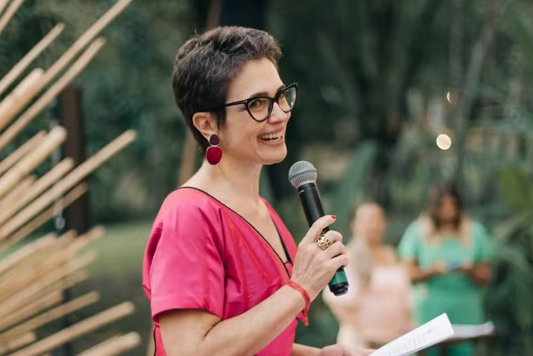 Sandra Annenberg conduz cerimônia de união com emoção e carinho.  /  Foto: Divulgação/Celestial Wedding