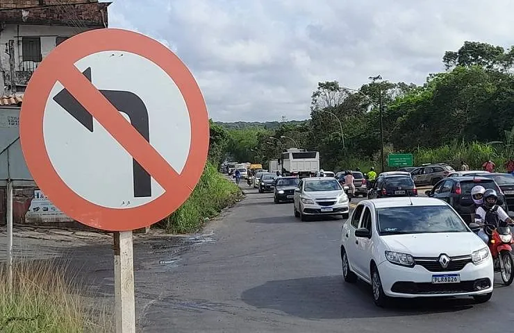 "Roubadinhas" deixam trânsito lento e inseguro em trecho da nova ligação entre a BR-324 e Estrada do Derba