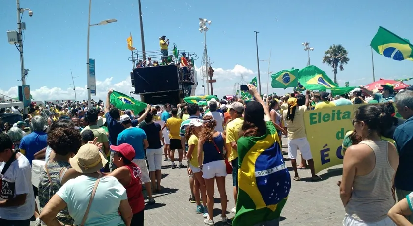 Manifestantes vão ao Farol da Barra a favor do impeachment da presidenta Dilma; veja fotos