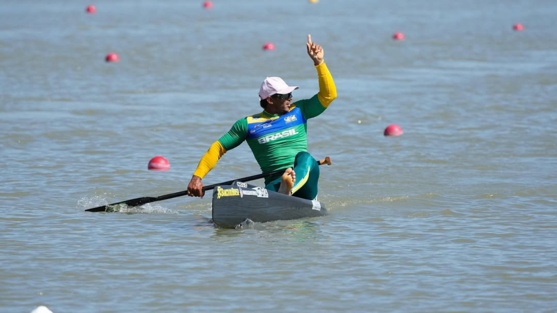 Isaquias Queiroz foi dispensado pelo Flamengo, que tamb&eacute;m encerrou canoagem no clube