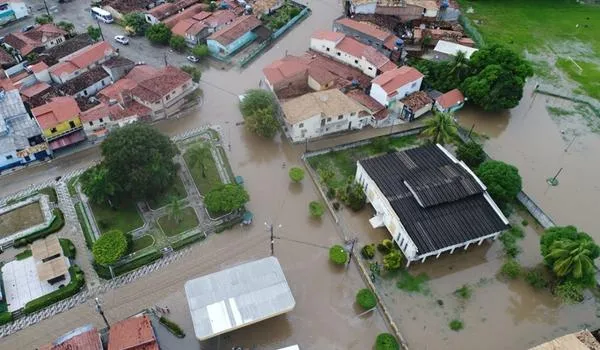 Rio transborda e moradores do Conde ficam ilhados; 40 famílias estão desabrigadas