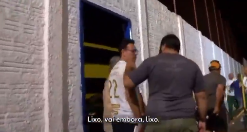 Vice-prefeito de São José do Rio Preto dirigindo-se ao funcionário do clube com a palavra 