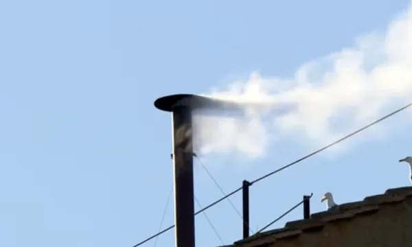 Fumaça branca anuncia novo papa escolhido. | Foto: Reprodução/X