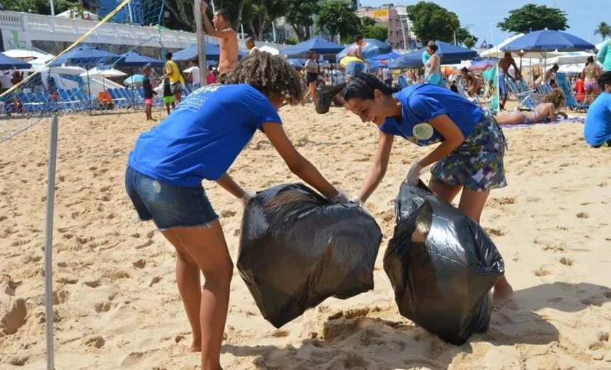 Voluntários se reúnem para mutirão em praias de Salvador neste fim de semana