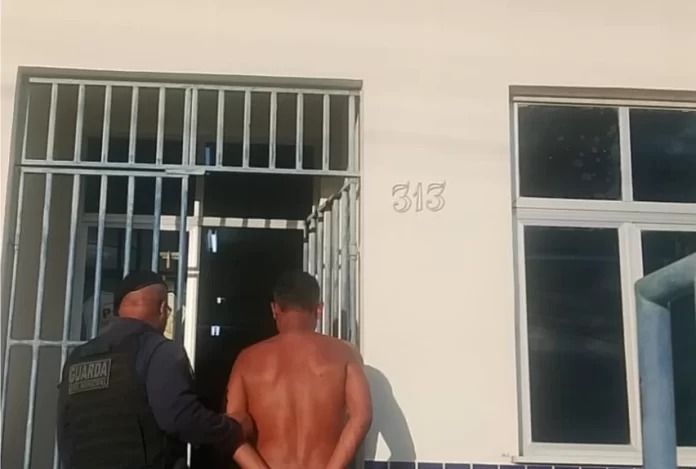 Homem &eacute; preso em flagrante ap&oacute;s jogar &oacute;leo quente em companheira e agredir tr&ecirc;s filhos na Bahia. Foto: Reprodu&ccedil;&atilde;o Redes Sociais