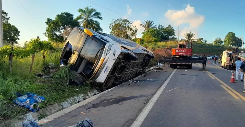 IML libera corpos das 9 vítimas de acidente com ônibus no extremo sul da Bahia