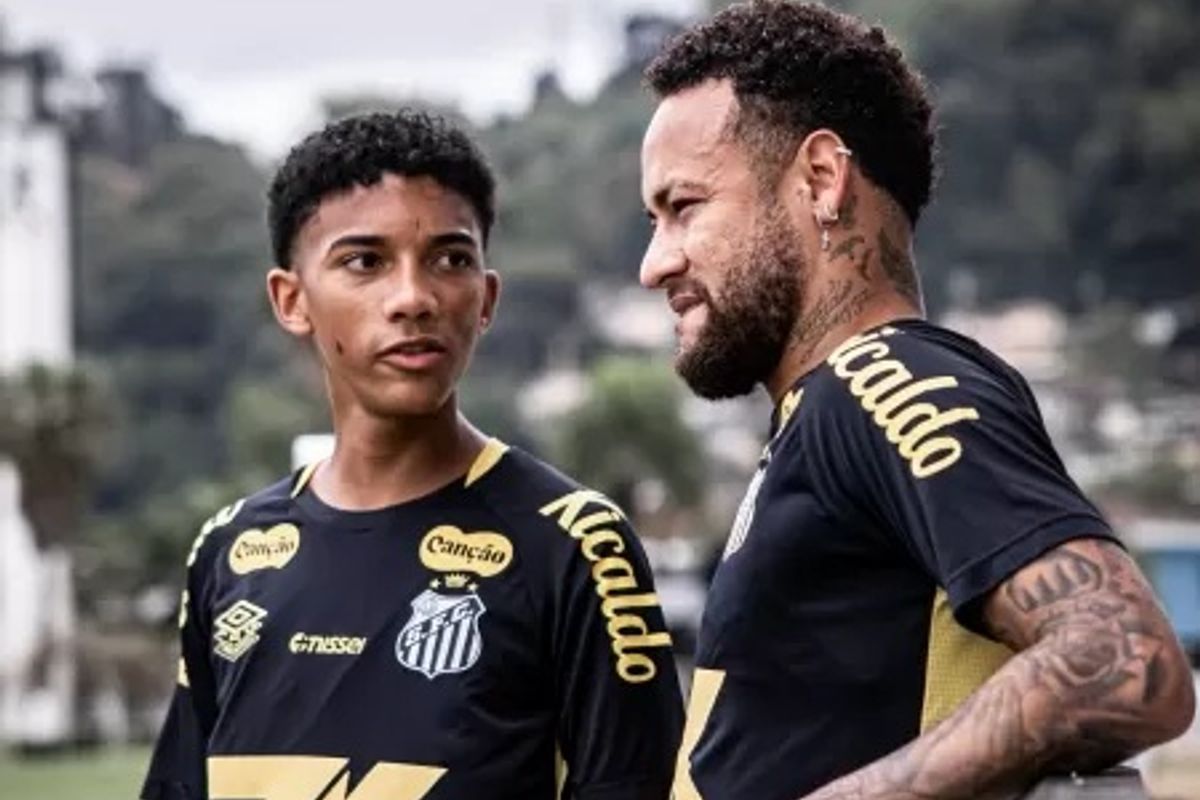 Neymar e Robinho J&uacute;nior durante treino do Santos. Foto: Raul Baretta | Santos FC