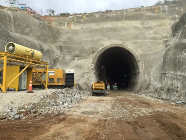 A construção da FIOL já gerou cerca de 1.240 empregos diretos e 2.400 empregos indiretos, em certa fase das obras/Foto: Gondiberto Filho