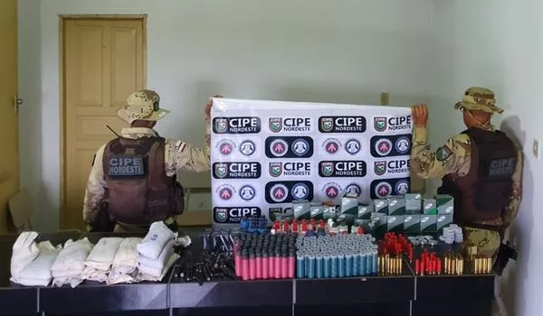 PM acha loja irregular de armas e apreende arsenal na Bahia 