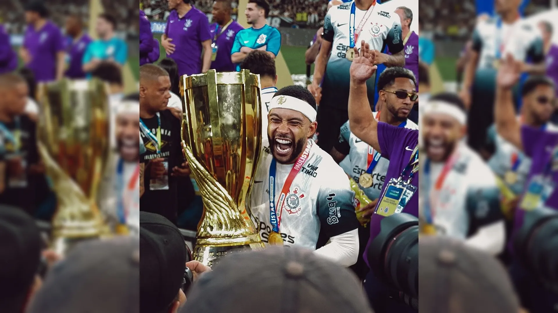 Vídeo: Memphis Depay é visto fazendo compras no interior da Bahia 