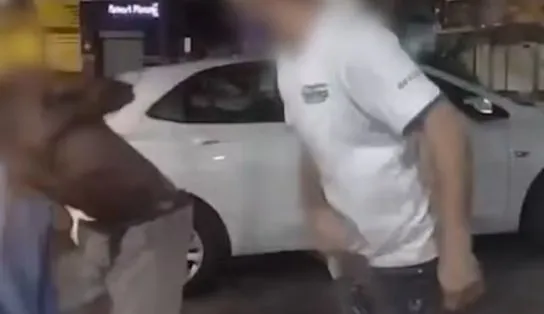 Homem branco paga R$ 10 para chicotear homem negro com cinto; vídeo