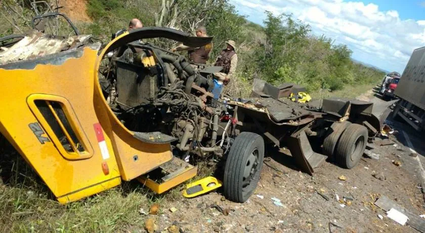 PELOS ARES: Bandidos rendem seguranças e explodem carro-forte no interior da Bahia