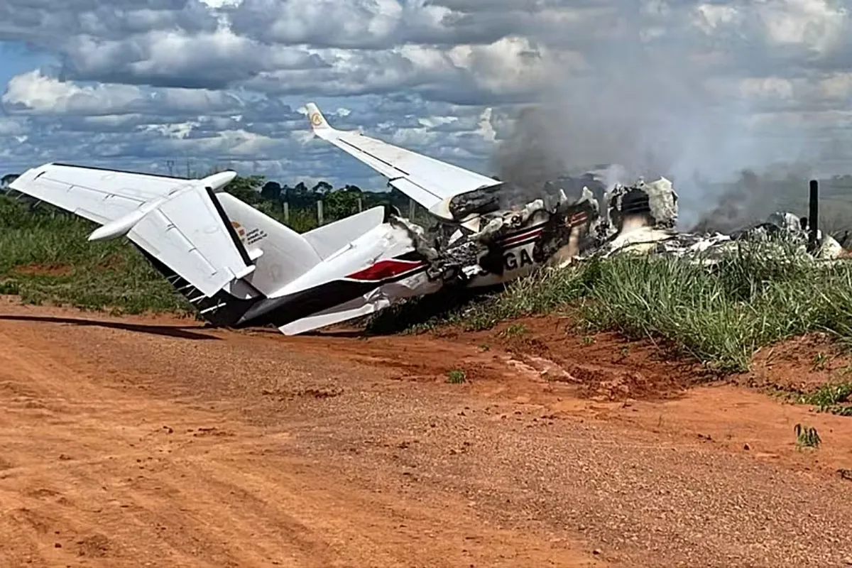 Avião com deputado federal e vereador faz pouso forçado e pega fogo em Rondônia