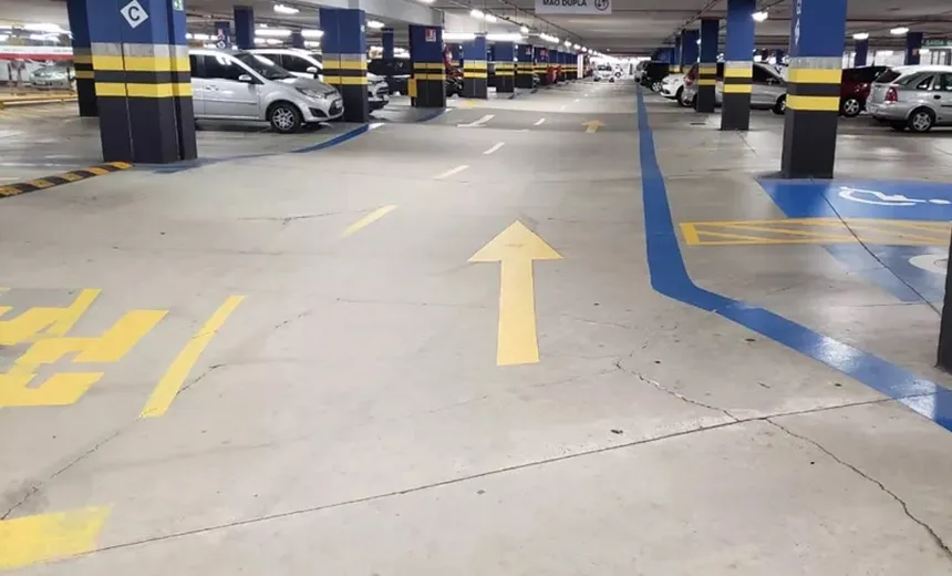 Sedur notifica shopping para corrigir piso de estacionamento