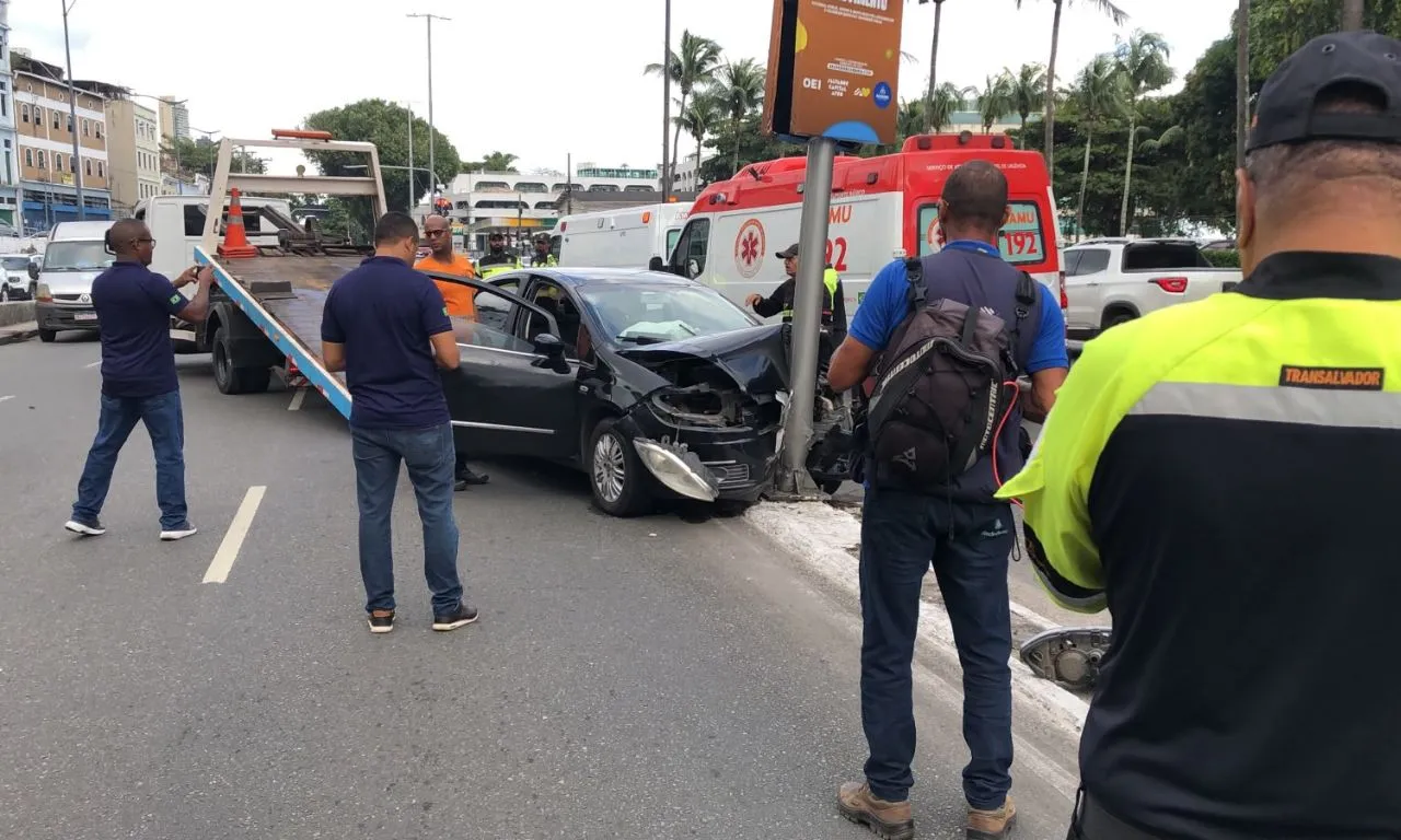 Carro bate em poste e deixa feridos na Av. Contorno, em Salvador