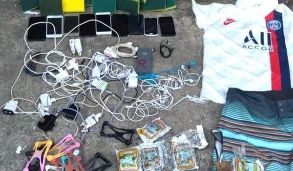 Dupla que tentava arremessar celulares no presídio de Salvador é flagrada pela PM