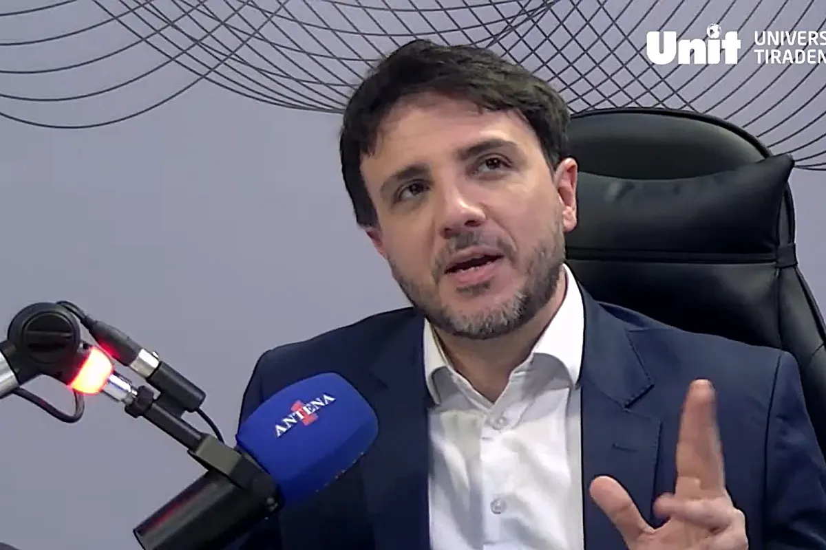 Pré-candidato Renan Santos critica Flávio Bolsonaro e ataca gestão do PT