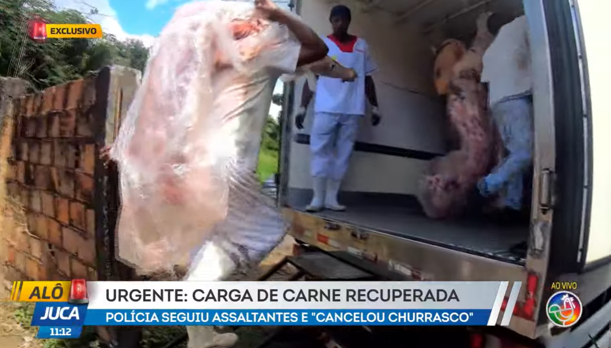 Motorista e ajudante s&atilde;o feitos ref&eacute;ns durante roubo de carga de carnes, em Salvador. Foto: Reprodu&ccedil;&atilde;o TV Aratu 