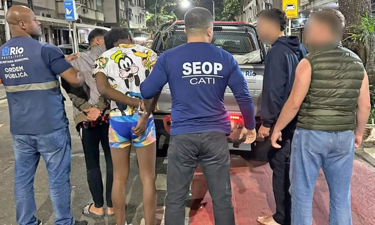 Suspeitos pelo crime foram localizados fazendo compras com os cartões das vítimas. Foto: Divulação | Seop