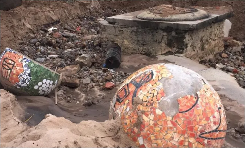 Banhistas e 'Barraqueiros' denunciam vazamento de esgoto em mar de Itapuã, em Salvador
