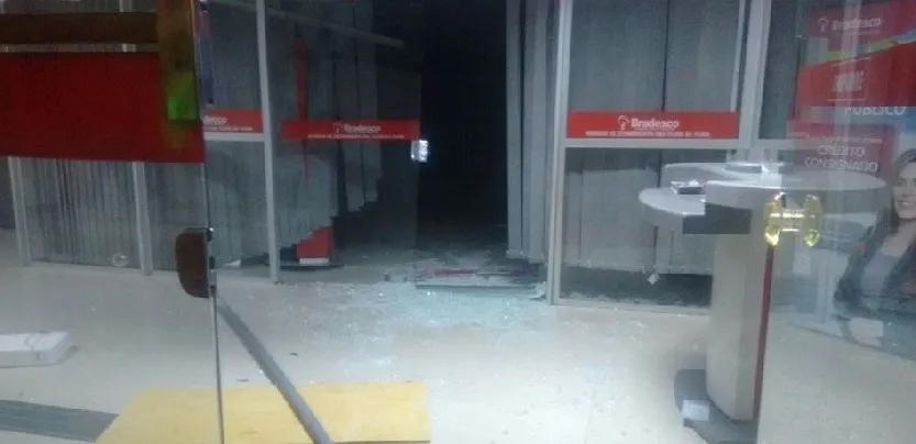 TERROR EM IRARÁ: Bandidos explodem as três agências bancárias do município; Tiros e explosões assustaram moradores