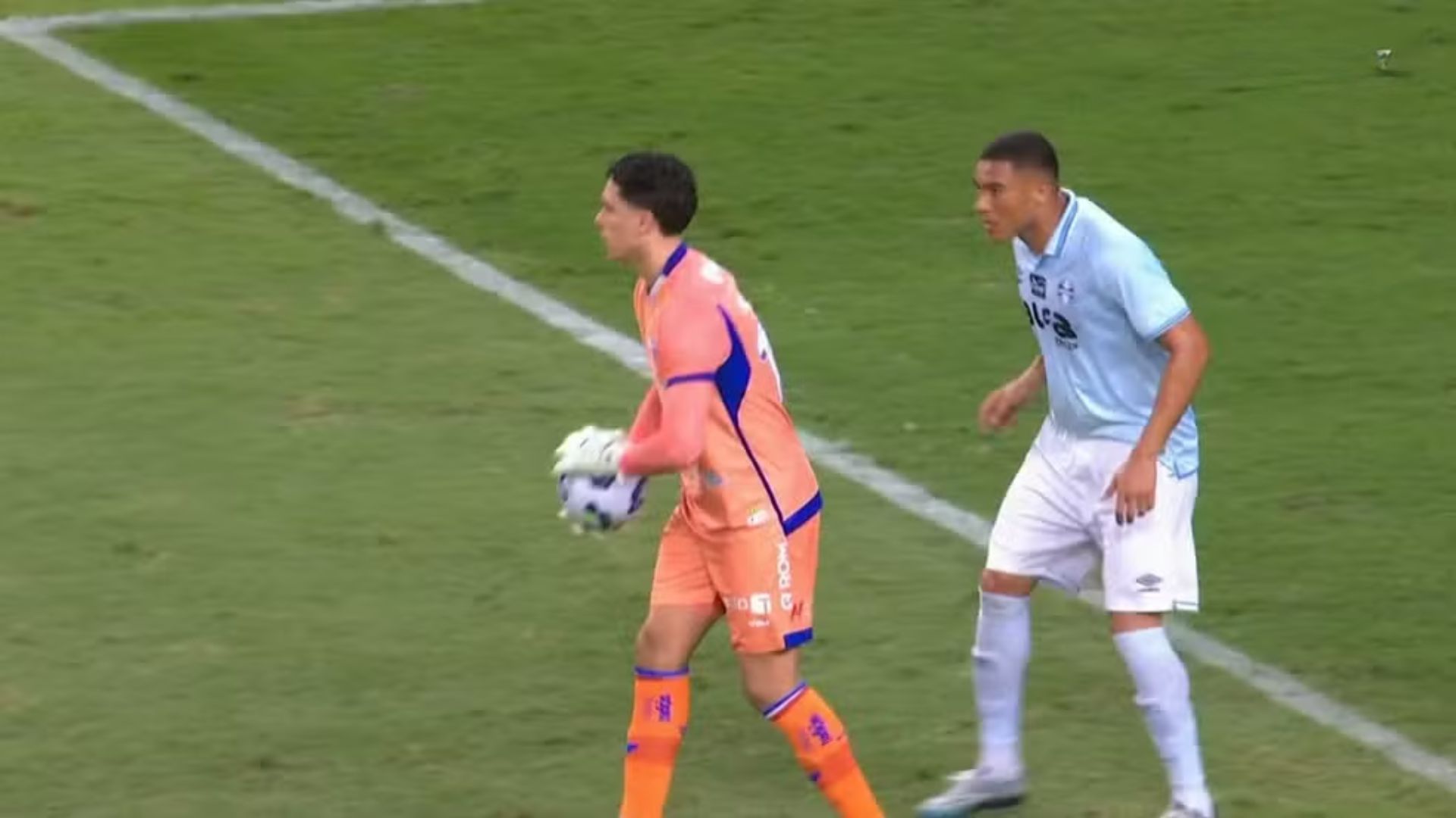 Brenno, goleiro do Fortaleza, antes de tomar gol de Carlos Vinícius, do Grêmio | Imagem: reprodução/SporTV