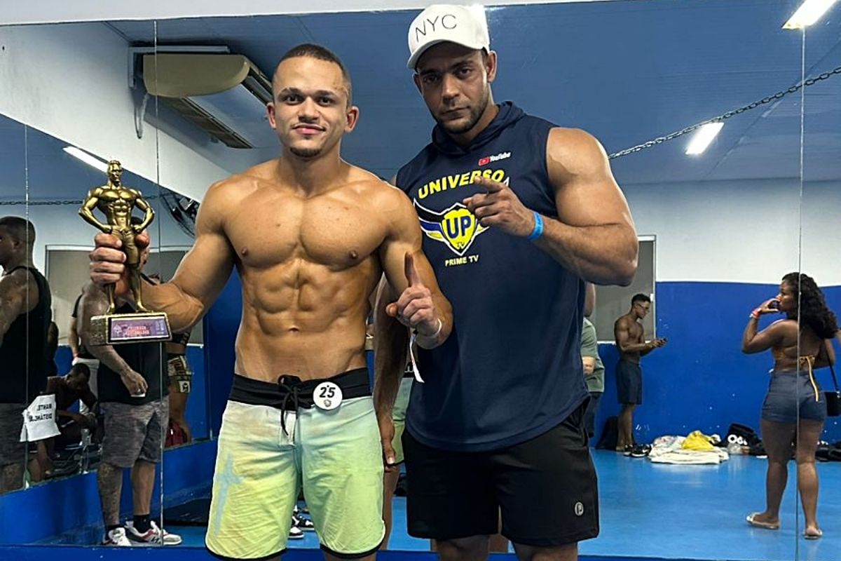 Robson e seu antigo coach, Mário Jr,  conquistaram uma competição de fisiculturismo em Salvador. Foto: Arquivo Pessoal