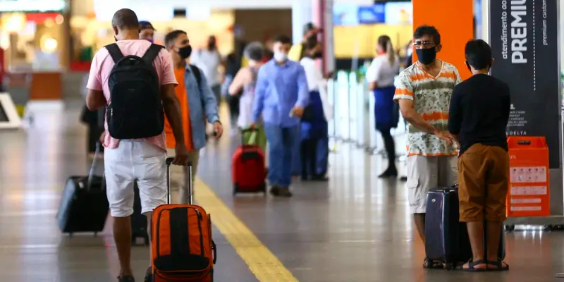O número de voos e passageiros foi o mais afetado pela pandemia em 2020, com redução de 53%, enquanto a movimentação aérea de cargas caiu 29,6%/Foto: Marcelo Camargo 