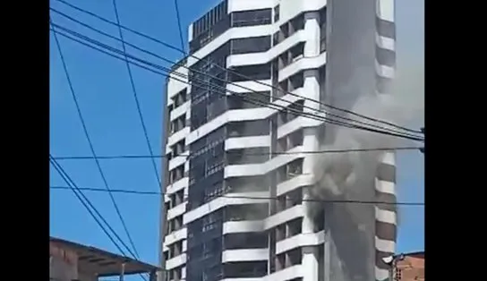 Incêndio em apartamento de luxo na Barra tem ferido, confusão e morador "estressadinho"; assista ao "bafafá" 