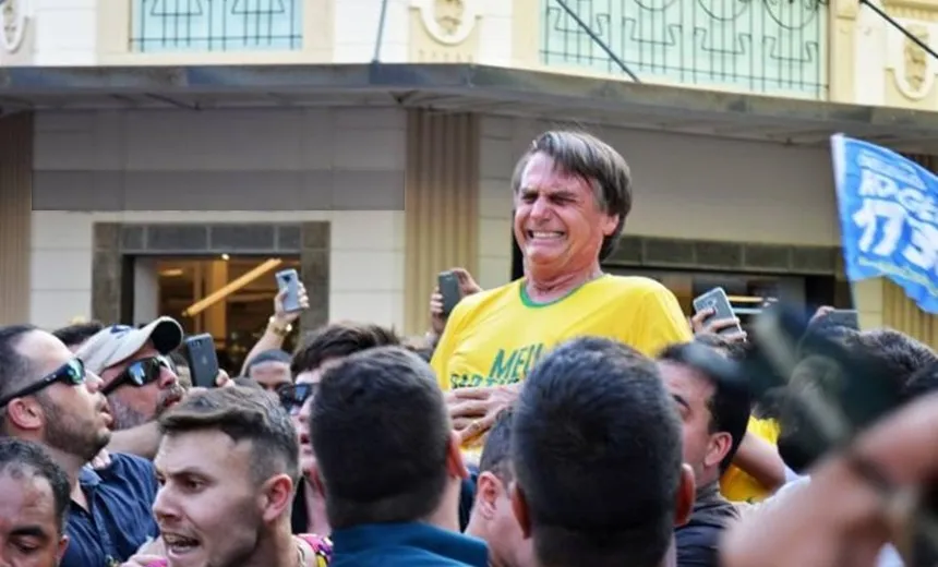 Apoiadores cantam 'parabéns' a Bolsonaro após um ano de atentado com faca 