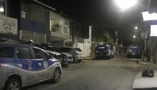Em fuga, bandidos invadem residência e fazem moradores reféns em Lauro de Freitas