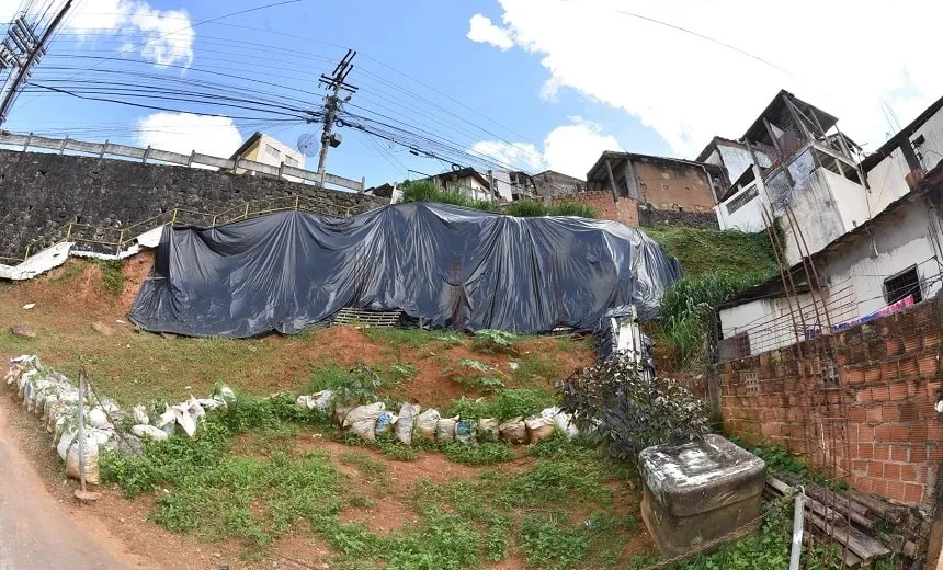 Obra de contenção de encosta e uma escadaria são entregues para moradores de Luis Anselmo nesta sexta