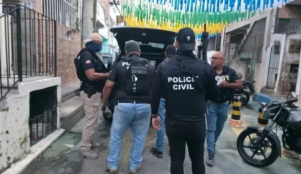 Saiba quem s&atilde;o os presos suspeitos de aplicar golpes contra 14 idosos em Salvador.| Foto: PC