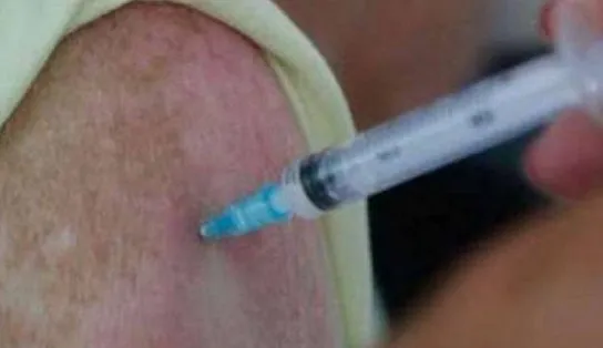 Idosos no Chile começam a tomar terceira dose da CoronaVac; "estudos mostram diminuição de anticorpos em seis meses"