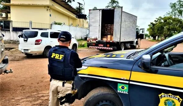 Polícia recupera carga avaliada em R$ 230 mil e prende dupla suspeita de roubar caminhão na BR-110