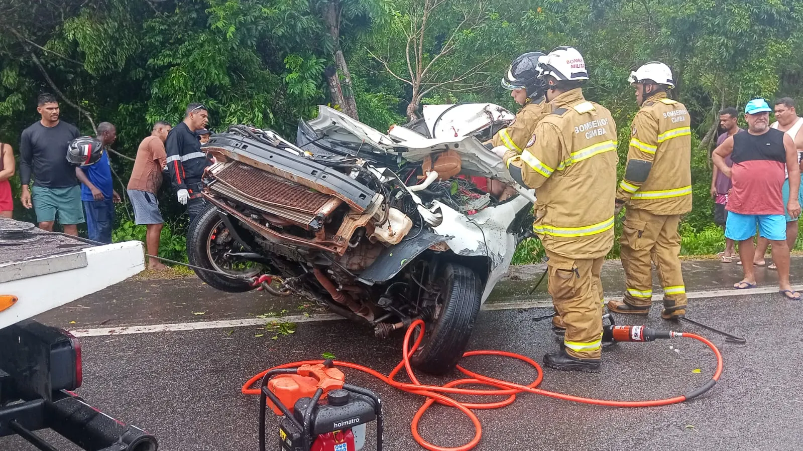 Grave acidente em Praia do Forte termina com quatro mortos e resgate aéreo